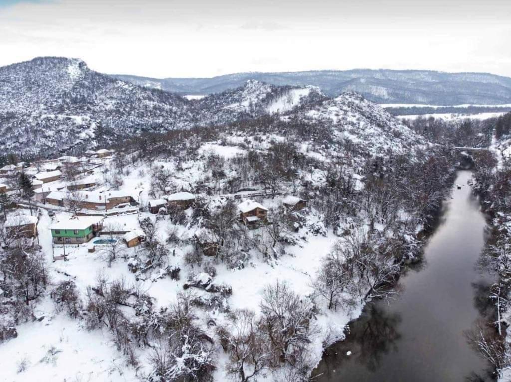 Къща Край Реката/ House By The River Vetrintsi Extérieur photo